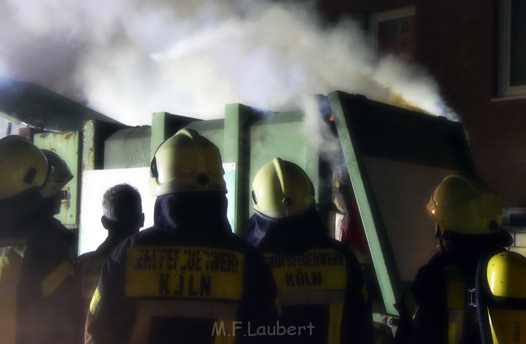 Feuer Papp Presscontainer Koeln Hoehenberg Bochumerstr P212.JPG - Miklos Laubert